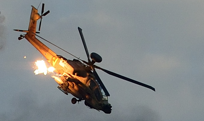 日本自卫队一架攻击直升机坠毁 栽向一幢民宅爆炸起火