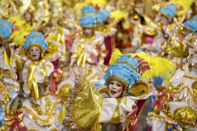 巴西里约狂欢节 民众欢庆政治家难过