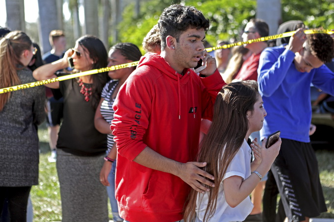 美高中发生枪击案 最新进展:17人死亡嫌疑人被