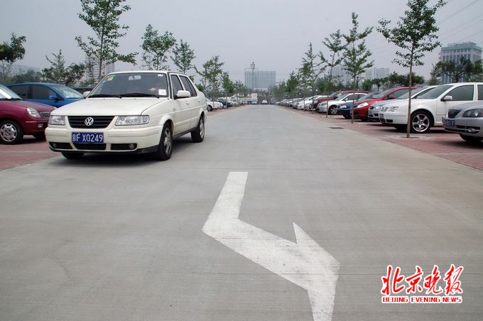 《北京市机动车停车条例》即将施行 停车按居