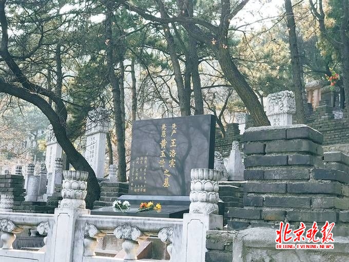 "西部歌王"王洛宾墓 墓园回荡"在那遥远的地方"