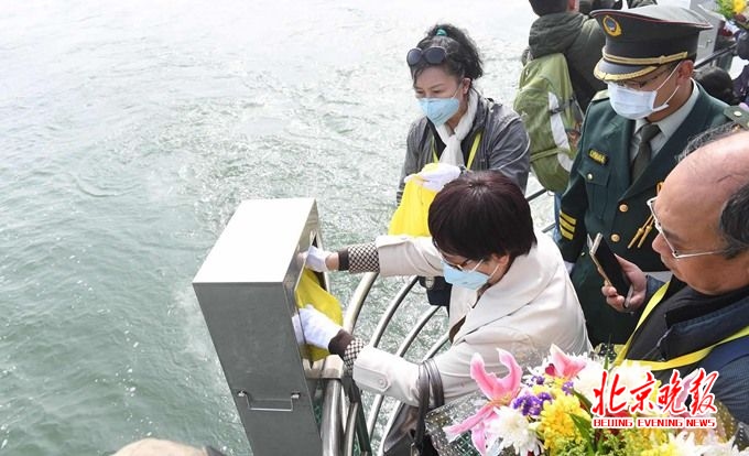 首艘骨灰海撒专用船上午天津起航,移风易俗北