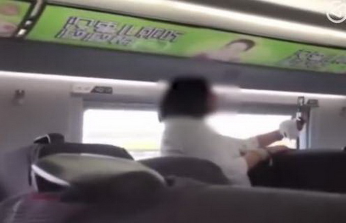 <b>女子高铁直播声大：狂飙日语对其他旅客扬言“</b>