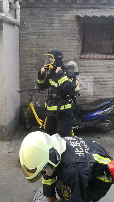 北京苏州胡同一民房自建二层彩钢房发生火灾 