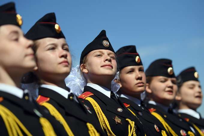 俄女兵部队亮相红场阅兵式 她们英姿飒爽脸上带着自信的笑容