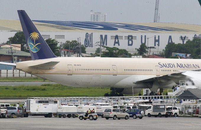 沙特客机紧急迫降造成53人受伤 视频显示飞机
