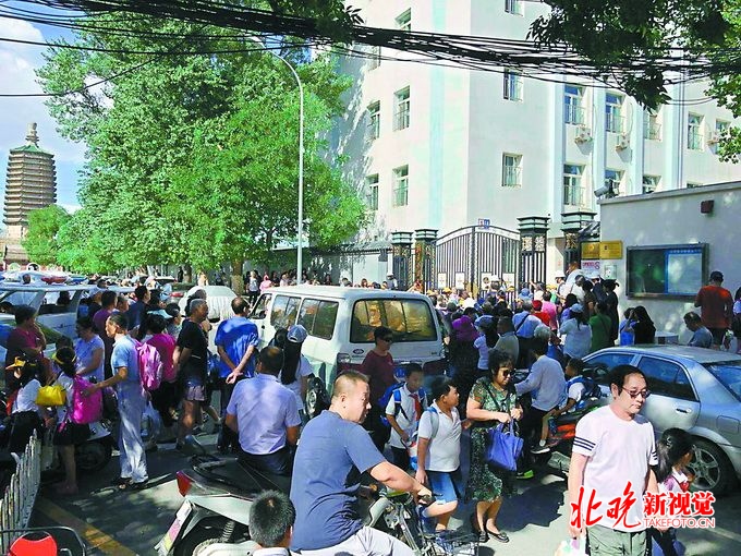 北京小学天宁寺分校门前停满私家车 前毛家湾胡同坑洼不平易