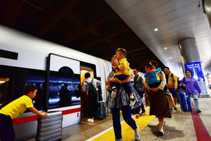 首趟京港高铁刚刚开出!两节期间仍有余票 商务
