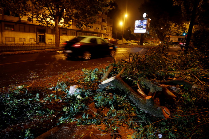 葡萄牙遭遇百余年来最强飓风莱斯利 与西班牙