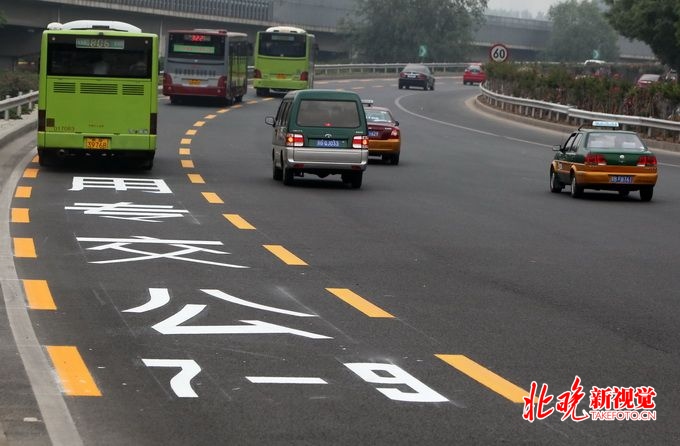 北京市政协委员李京一:公交车道应允许正规出