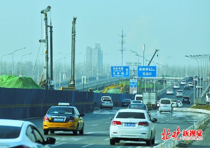 北京通州广渠路东延寒夜里工人们为数千棵树木搬新家