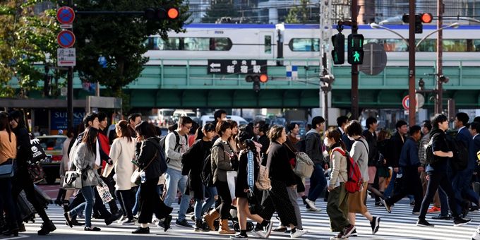 资料图:行人在日本东京新宿区的街头行走. 新华社