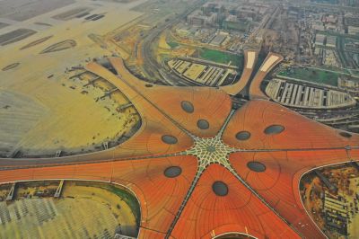 北京大兴国际机场四条跑道贯通 2025年旅客吞吐量7200