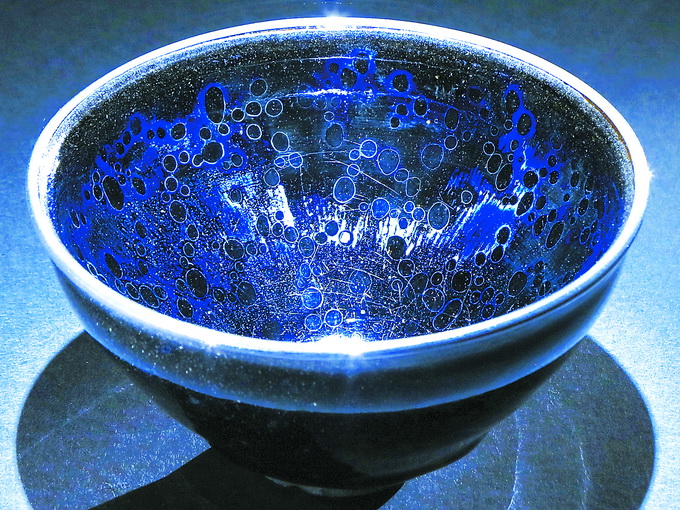 日本藤田美术馆的南宋瓷器“曜变天目茶碗”，何以价值“40公斤黄金” | 北 