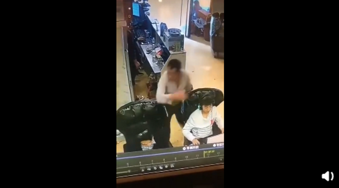 推荐萌娃商场认错妈抱着不松手，还当着亲妈的面亲了这位“妈妈”！结局萌化