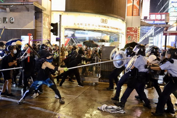 25日晚,乱港暴徒在荃湾沙咀道围攻警察.