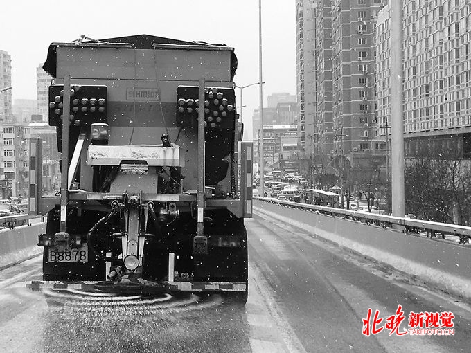 京城大雪除雪利器上岗！滑移机、“山猫”多功能除雪车大派用场 北晚新视觉万金体育下载app(图2)