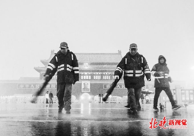 京城大雪除雪利器上岗！滑移机、“山猫”多功能除雪车大派用场 北晚新视觉万金体育下载app(图3)