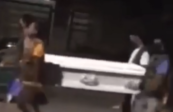 [推荐]硬核！菲律宾抬棺材宣传防疫：要么在家待着，要么在棺材里躺着！