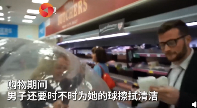 #推荐#迷惑行为！害怕接触病毒，英国女子进充气球一路滚进超市