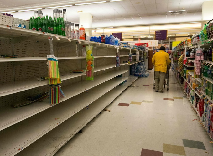 新冠肺炎■美国女子故意对着蔬菜面包不停咳嗽，超市被迫扔近25万元商品