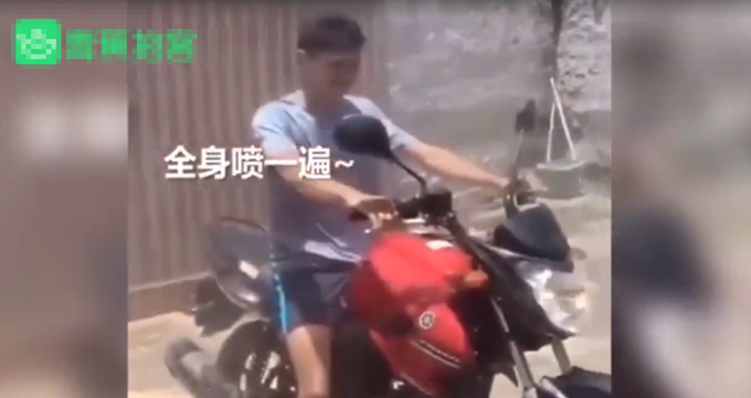 『搞笑』泰国父亲为儿子剪防疫发型，网友：小小年纪就有了成熟的发型