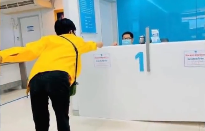 『搞笑』泰国父亲为儿子剪防疫发型，网友：小小年纪就有了成熟的发型