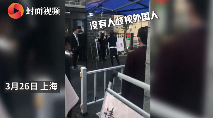 『推荐』女子自称外国人要求车进小区，保安怒怼：没特殊对待，一切按照规定来