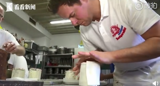 推荐：超市“一纸难求” ，德国面包店推出厕纸蛋糕，结果也火了！