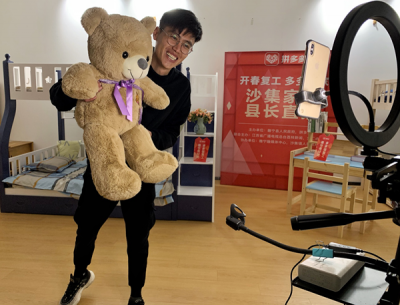 ##睢宁县长拼多多直播卖“沙集家具”：260万人参与日销近千万