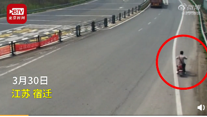 「」小伙听信导航骑电动车上高速，交警：我的天哪 收费员都没撵上你