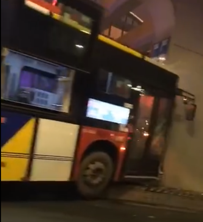 #公交车#广州一公交车自撞隧道口，现场画面曝光，司机抢救无效死亡