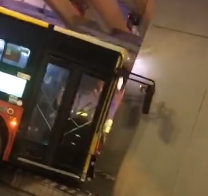 #公交车#广州一公交车自撞隧道口，现场画面曝光，司机抢救无效死亡