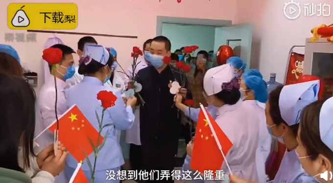 『推荐』援鄂男医生结束隔离回医院被举高高，办公室布置得像新房！评论亮了