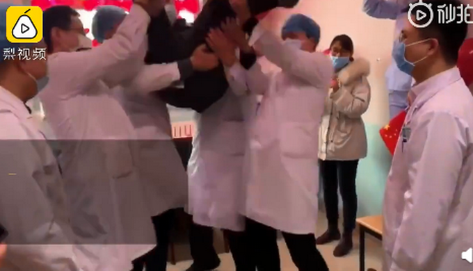 『推荐』援鄂男医生结束隔离回医院被举高高，办公室布置得像新房！评论亮了