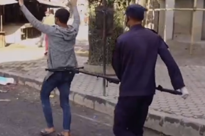 「尼泊尔」尼泊尔警方用大钳子抓回外出居民，网友：胖点还夹不住