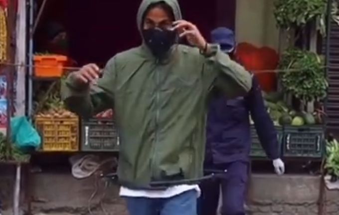 「尼泊尔」尼泊尔警方用大钳子抓回外出居民，网友：胖点还夹不住