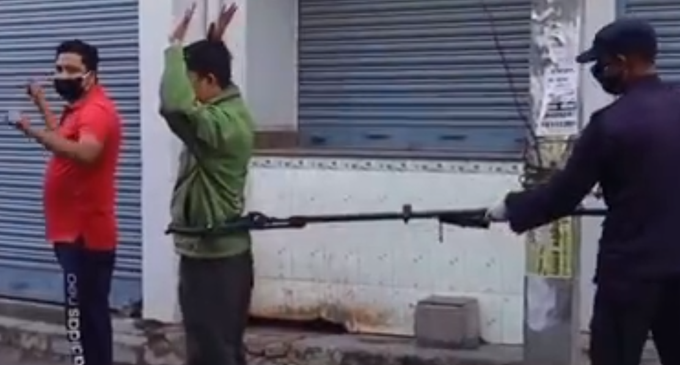 「尼泊尔」尼泊尔警方用大钳子抓回外出居民，网友：胖点还夹不住