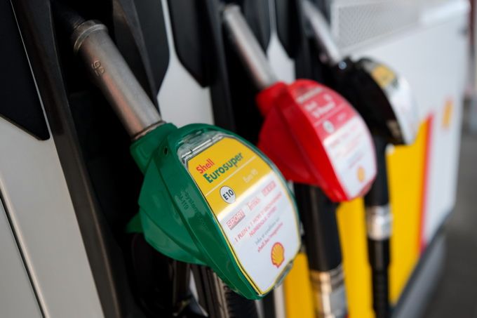 「原油」世界原油价格战结束？普京、特朗普和萨勒曼就石油减产协议通电话