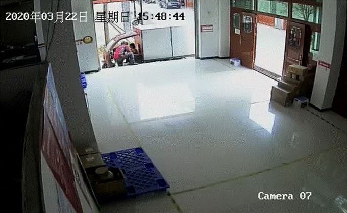 ▲“货咋还没到” ！快递小哥：说来你可能不信，我路上捡了个“女儿”