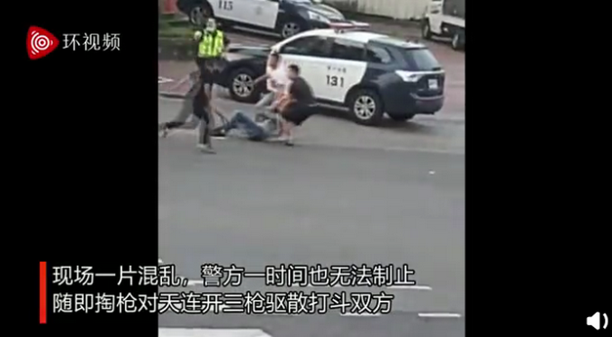 「」台湾帮派分子派出所门口持刀砍杀，警察连开三枪驱散后当晚扫荡KTV