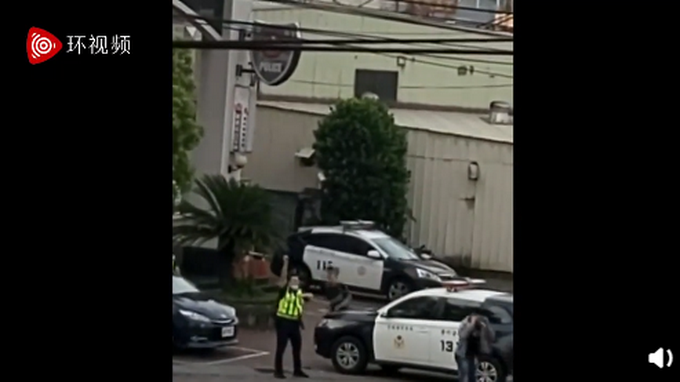 『台湾』10多人在台湾派出所前持刀斗殴！警察对空鸣枪，2人受伤被送医