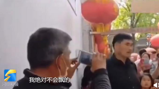 推荐■“大衣哥”朱之文家门被踹后直播回应：门坏了能再修但别吓着人家