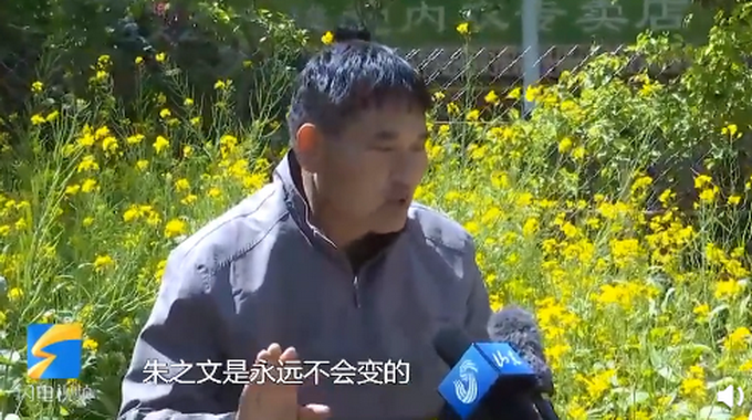 ▲“我绝对不会飘”！大衣哥朱之文家门被踹后回应：从未想过离开村子