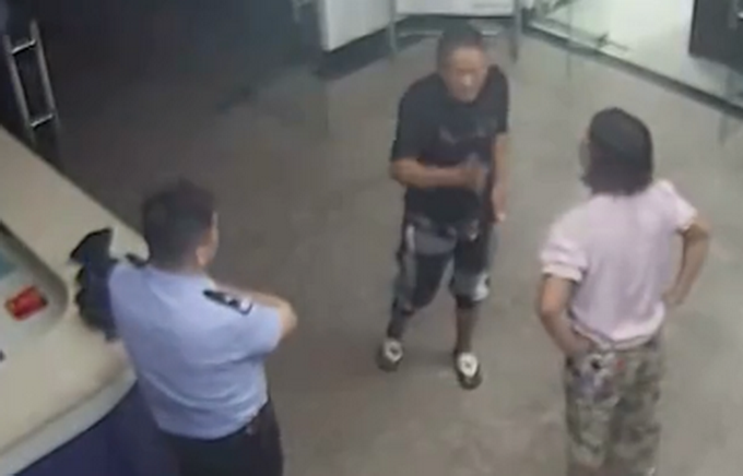 吸毒@意外！情侣吵架请民警评理发生戏剧一幕，男子黑眼圈暴露了......