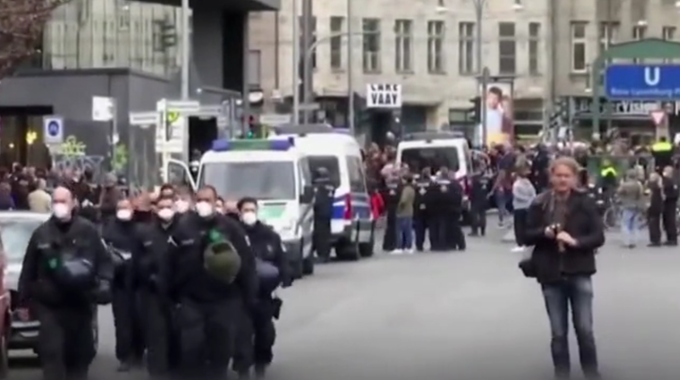 「德国」“我们要不戴口罩自由”，德国多地爆发反封锁游行