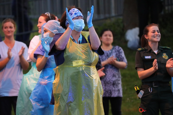 推荐▲英国首相返回首相府工作，民调显示：我们不如中国，但比美国强！