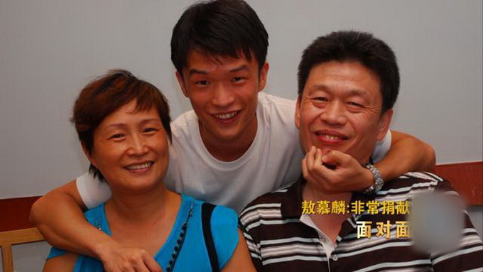 新冠肺炎@“特约记者”敖慕麟全家确诊，父亲去世后母子做出“非常决定”