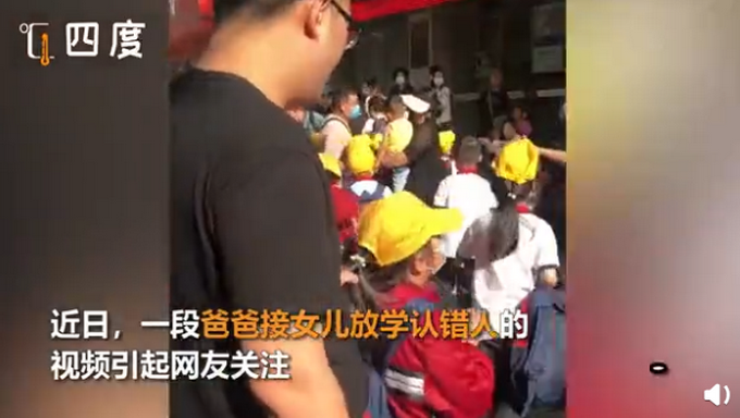 推荐萌娃商场认错妈抱着不松手，还当着亲妈的面亲了这位“妈妈”！结局萌化