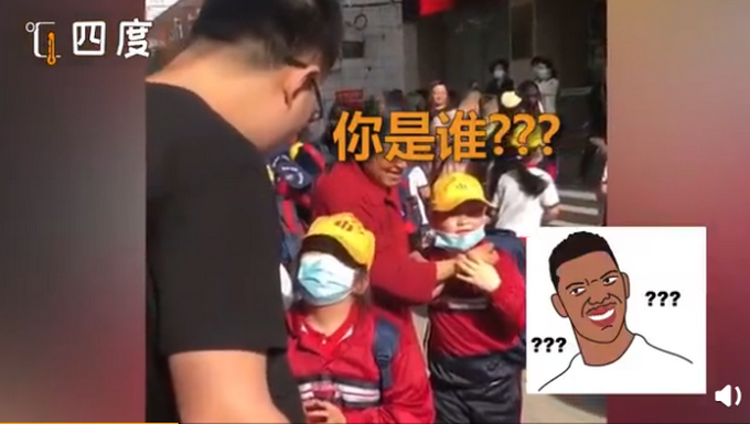 推荐萌娃商场认错妈抱着不松手，还当着亲妈的面亲了这位“妈妈”！结局萌化